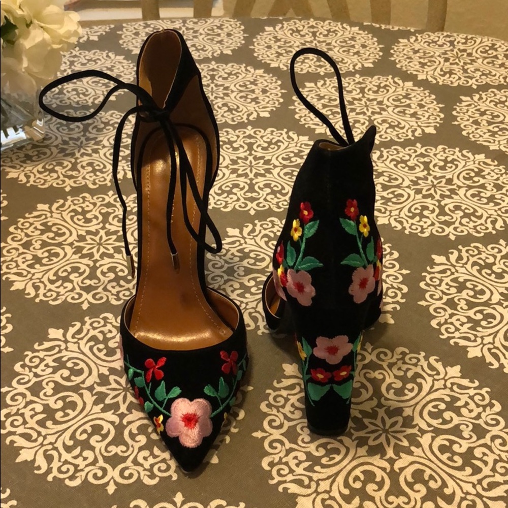 Embroidered Pointed Toe Pumps - Size 10
